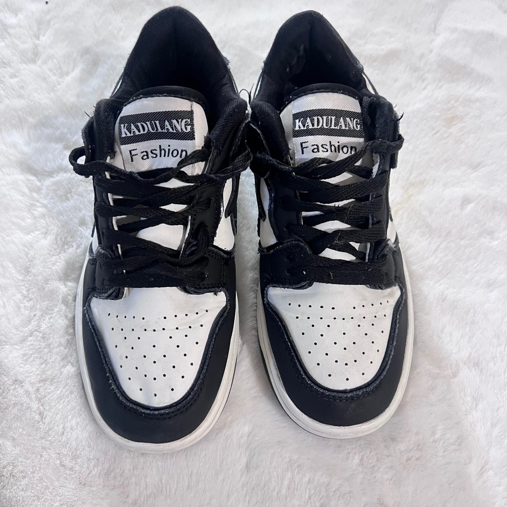 KADULANG Fashion Sneakers Black and White Star Accent Lace Up Tennis Shoes